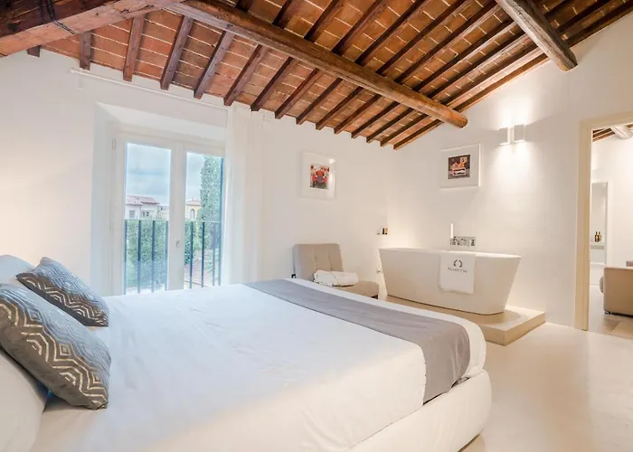 Palazzo Cini Luxury In Couette-café Pise